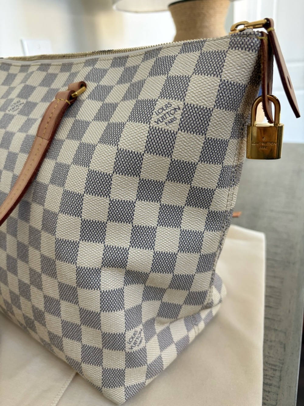 Louis Vuitton Damier Azur Totally MM Tote – Authentic w/ Receipt, Lock & Keys - Picture 6 of 13